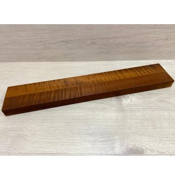 Клён Волнистый Печеный 180гр заготовка для переклеенного грифа безголовой гитары Радиал АА 30х(48-48)х552 мм - из 2х частей-9