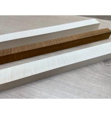 Клен Белый Явор, Волнистый/Клен Волнистый Печёный 180гр заготовка для переклеенного грифа безголовой гитары Радиал АА Волна АА 23х(28-17-28)х542 мм - из 3х частей-3