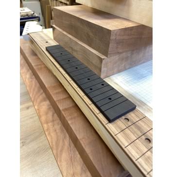 Фрезеровка накладки для народных инструментов с короткими мензурами-1