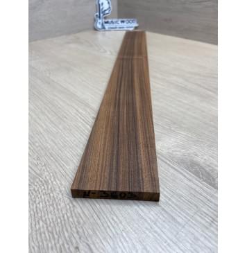 Палисандр Бразильский Сантос заготовка накладки для электрогитары Радиал А 9х64-59х547 мм (уценка - сучки)-1