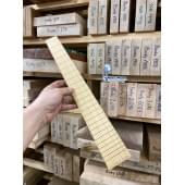 Фрезерованная накладка для электрогитары, Клен Печёный 150 гр., мензура 24,75", 24 лада, 7х60-50х510мм, паз 0,6х3,5мм, Смешанный ААА, MusicWood