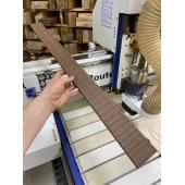 Фрезерованная накладка для Бас-гитары, Венге, мензура 34" (863,6мм), 24 лада, 7х70-50х700мм, паз 0,6х3,5мм, Радиал ААА, MusicWood